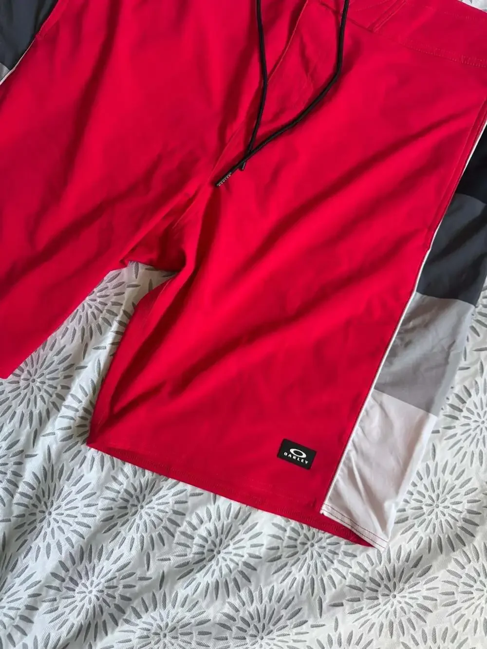 Oakley Men's Regular Fit Boardshorts in Red with Colorblock Detailing Men’s 40